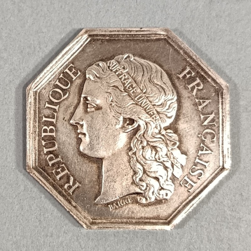PETITE MEDAILLE OCTOGONALE EN ARGENT CONSEIL DES BATIMENTS CIVILS DU DEPARTEMENT DE L'AISNE PAR BARRE 1870-1900